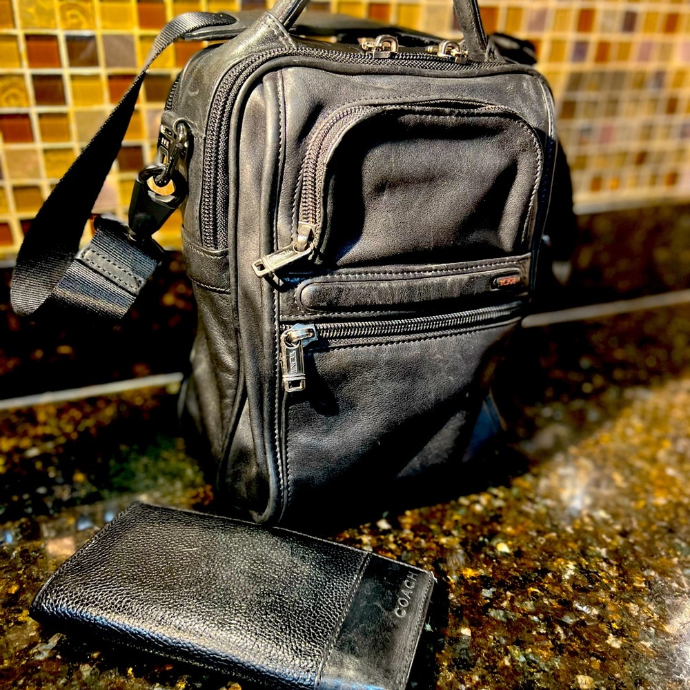 Tumi Black Leather Messenger Shoulder Travel Computer Shoulder Bag & Free Wallet